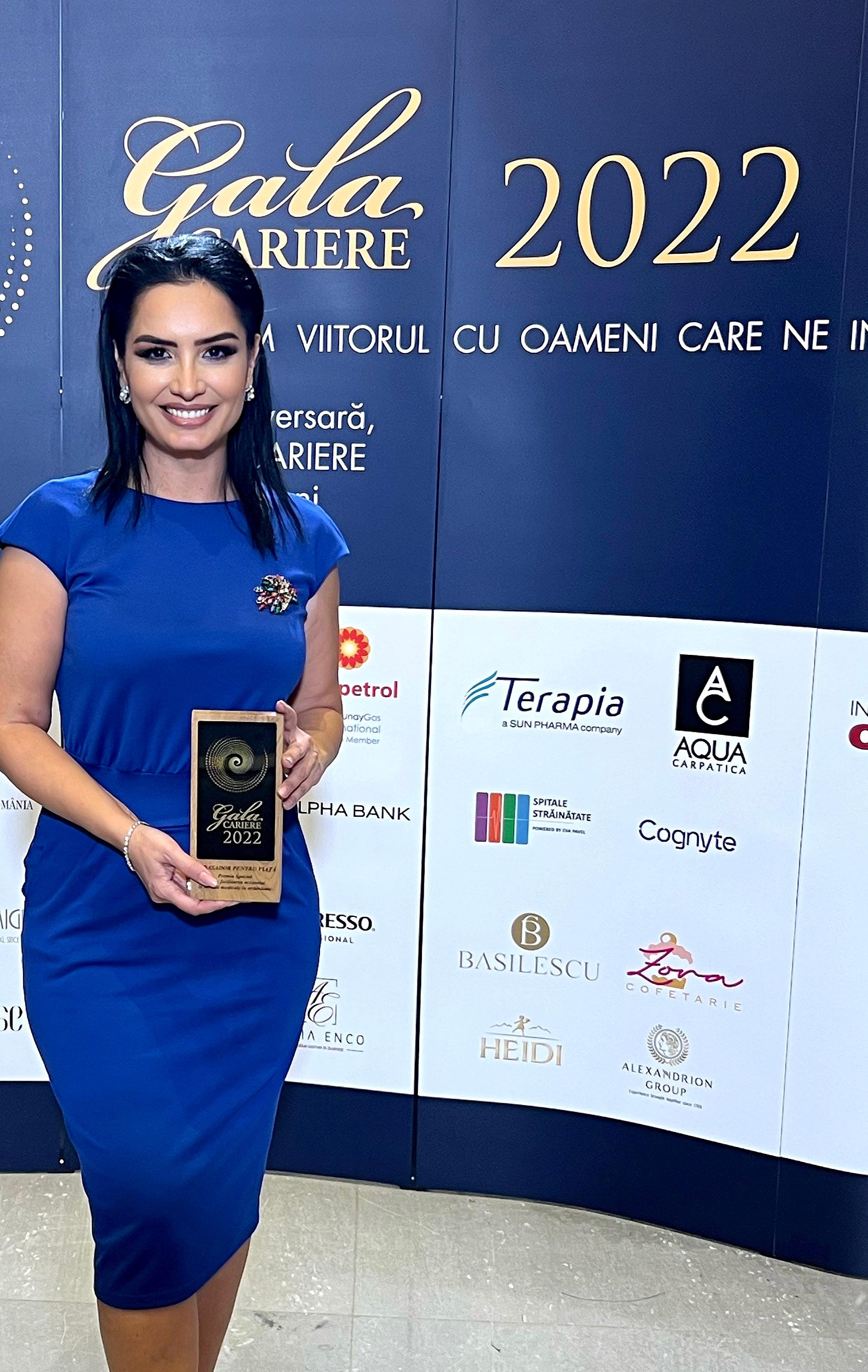 Eva Pavel cu trofeul Gala Cariere 2022, Ambasador pentru Viață